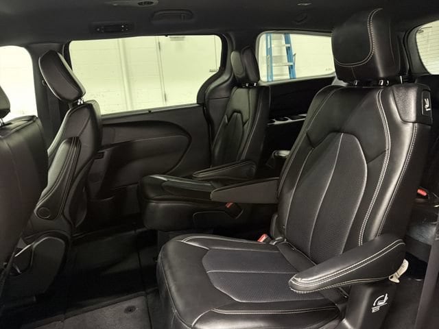 2025 Chrysler Pacifica Select - Photo 18