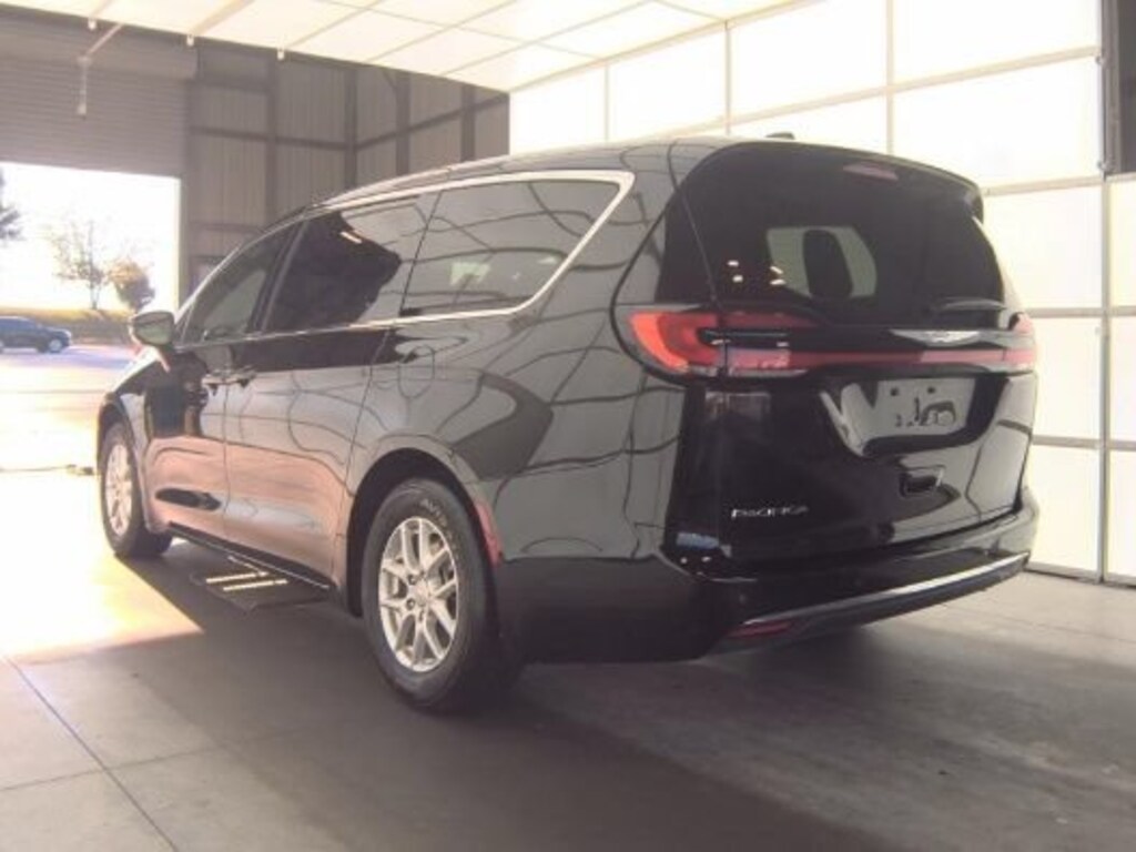 Used 2025 Chrysler Pacifica Select