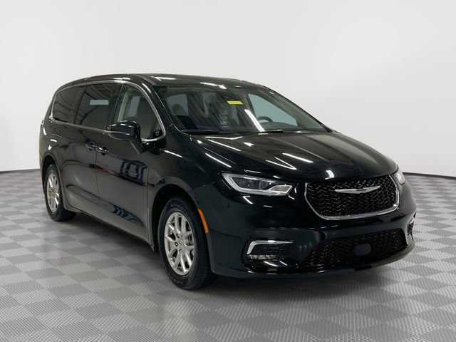 2024 Chrysler Pacifica Touring L's photo