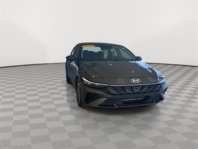 2024 Hyundai Elantra SEL photo 3