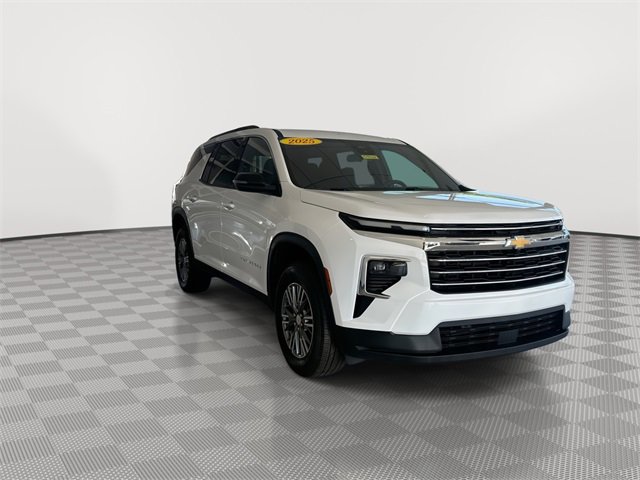 2025 Chevrolet Traverse photo 2
