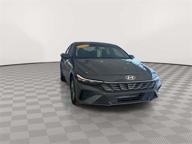 2024 Hyundai Elantra SEL photo 3