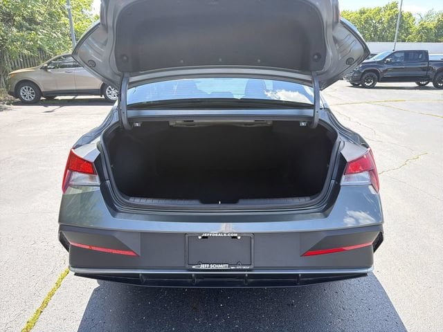 2025 Hyundai Elantra SEL - Photo 16