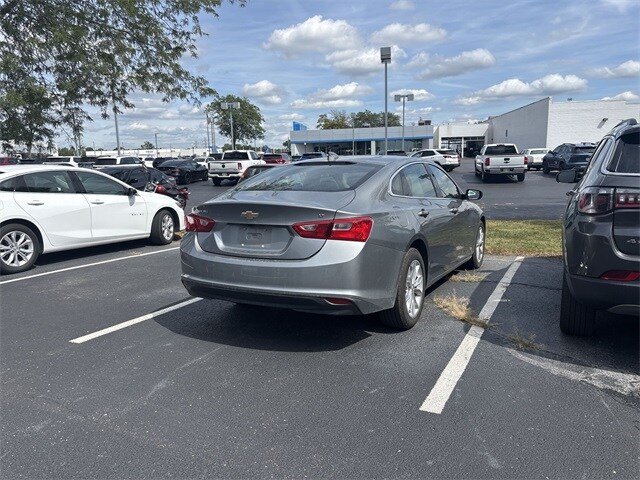 2024 Chevrolet Malibu 1LT photo 2
