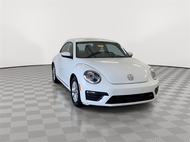 2019 Volkswagen Beetle S photo 2