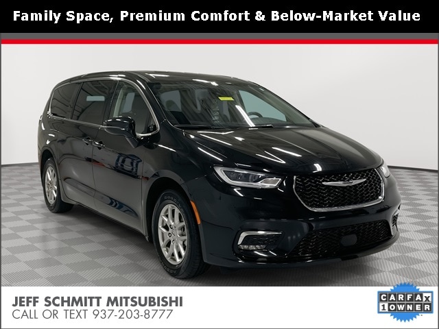 2024 Chrysler Pacifica Touring L's photo