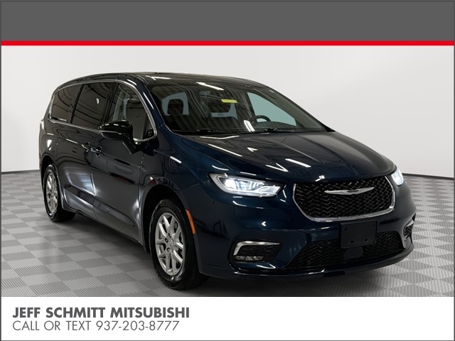 2024 Chrysler Pacifica Touring L's photo