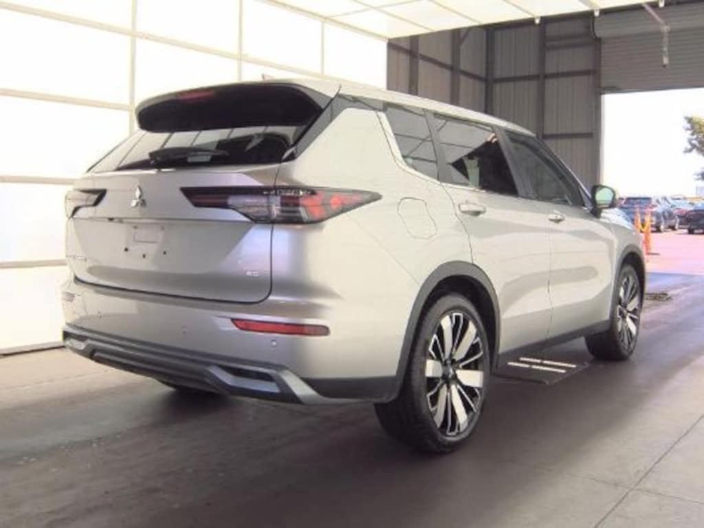 Used 2025 Mitsubishi Outlander SE SUV
