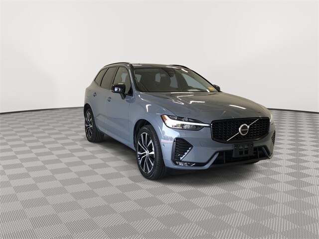 2023 Volvo XC60 B5 Plus photo 2