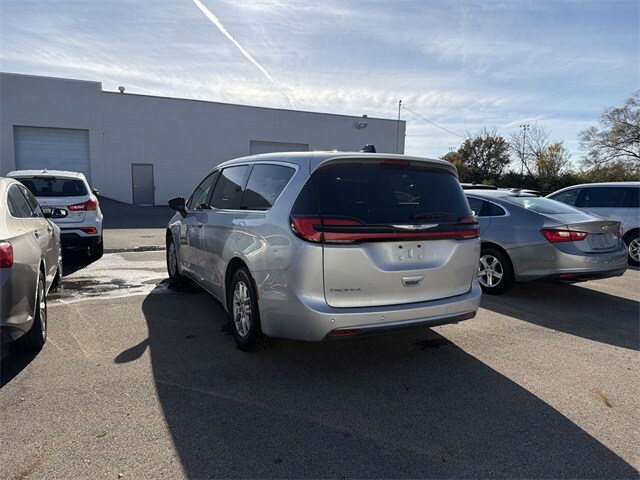 2024 Chrysler Pacifica Touring L photo 3