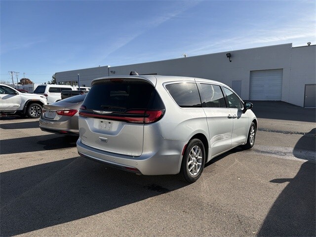 2024 Chrysler Pacifica Touring L photo 4