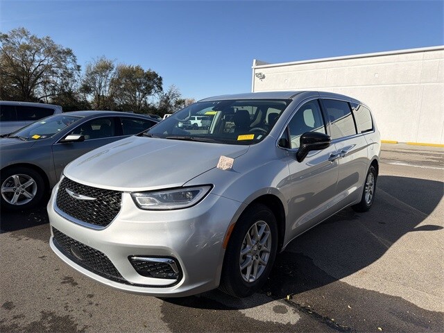 2024 Chrysler Pacifica Touring L photo 2