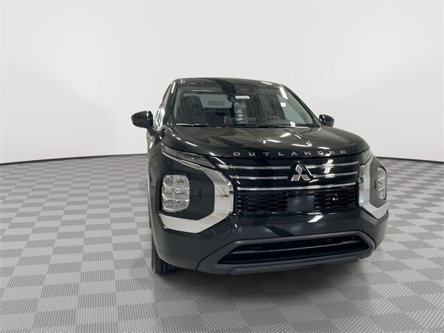 2025 Mitsubishi Outlander ES photo 3