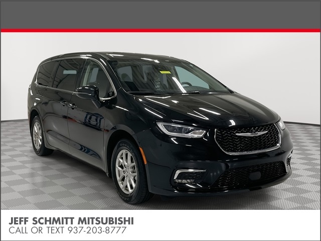 2024 Chrysler Pacifica Touring L's photo