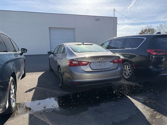 2023 Chevrolet Malibu 1LT photo 3