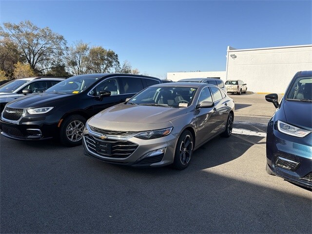 2023 Chevrolet Malibu 1LT photo 2