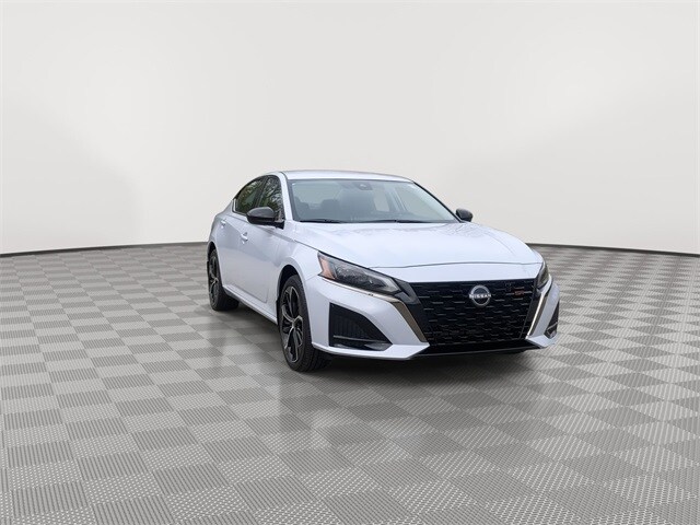 2025 Nissan Altima SR photo 2