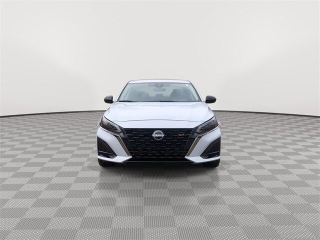 2025 Nissan Altima SR photo 3