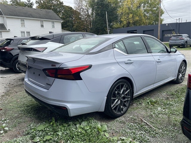 2024 Nissan Altima SR photo 2