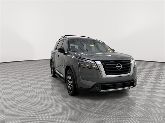 2024 Nissan Pathfinder Platinum photo 2