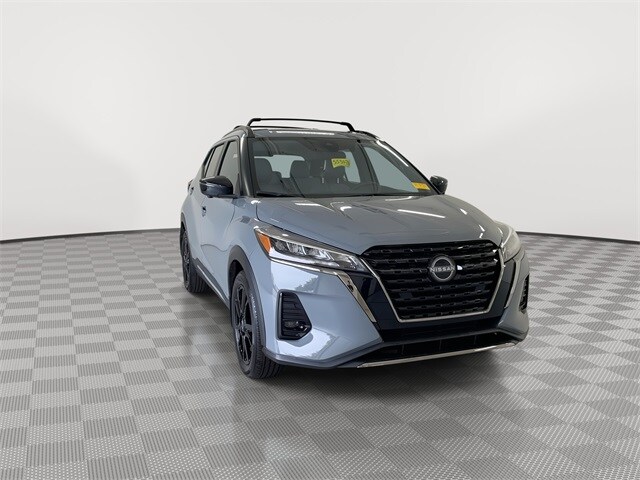 2022 Nissan Kicks SR photo 3