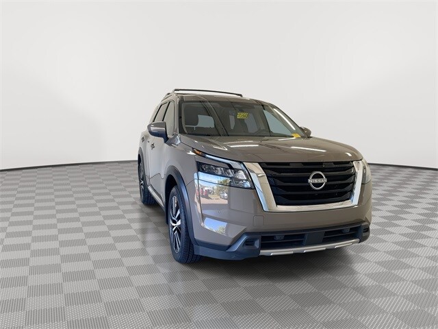 2025 Nissan Pathfinder Platinum photo 3
