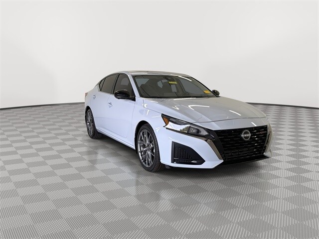 2024 Nissan Altima SR photo 2