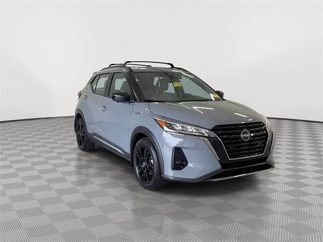 2022 Nissan Kicks SR photo 2