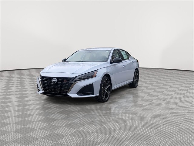 2025 Nissan Altima SR photo 4