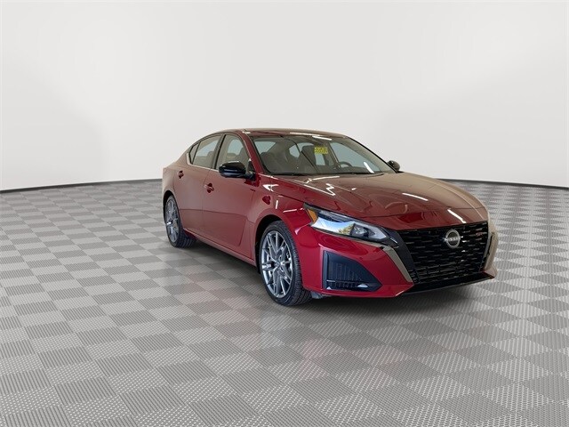 2024 Nissan Altima SR photo 2