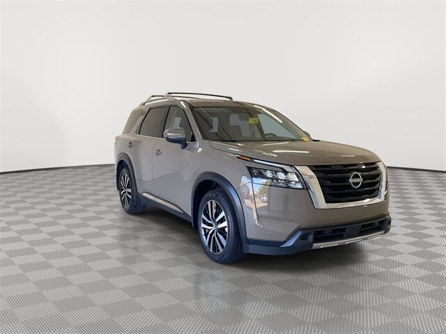 2025 Nissan Pathfinder Platinum photo 2