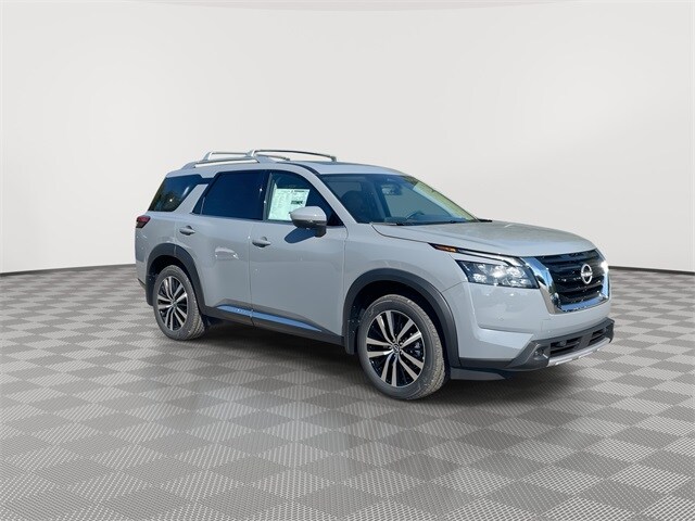 2025 Nissan Pathfinder Platinum photo 2