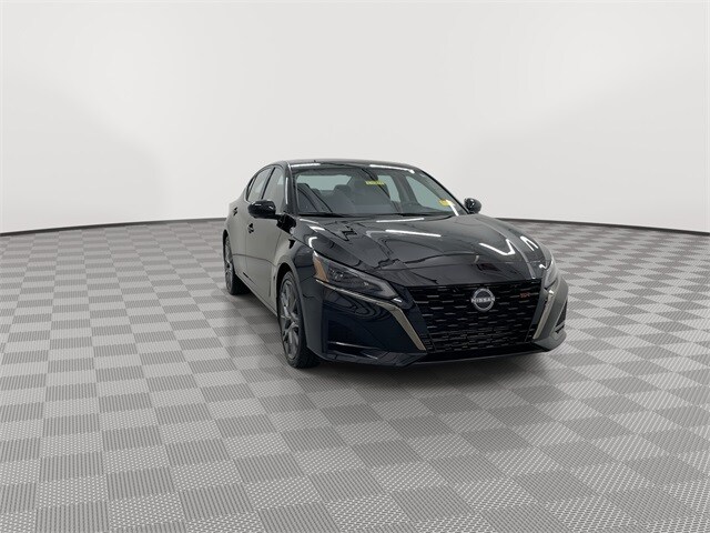 2024 Nissan Altima SR photo 2