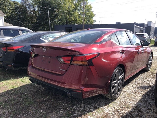 2024 Nissan Altima SR photo 2