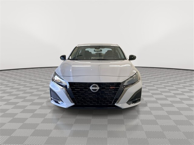2025 Nissan Altima SR photo 3