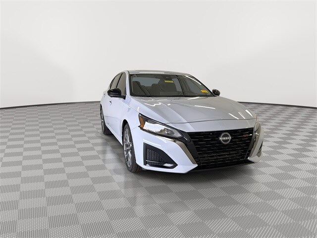 2024 Nissan Altima SR photo 3