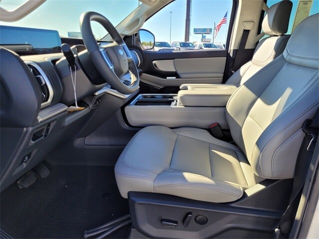 2025 Ford Expedition photo 2