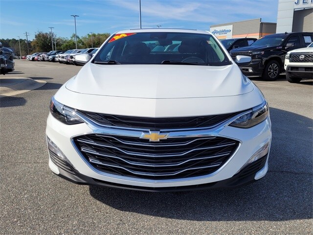 2024 Chevrolet Malibu 1LT photo 2