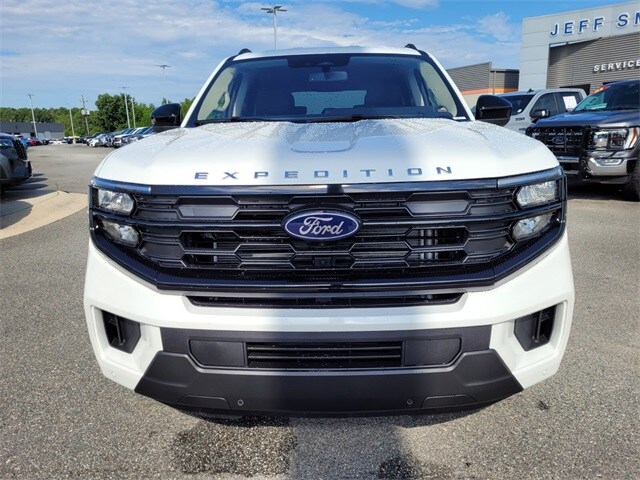 2025 Ford Expedition photo 2