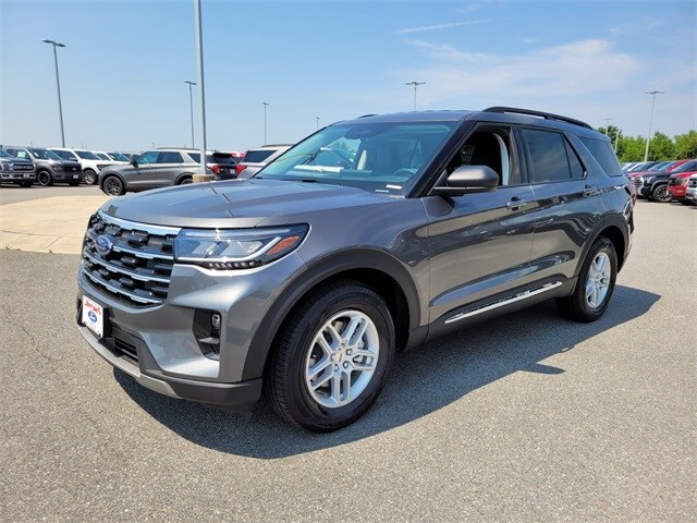 2025 Ford Explorer photo 3