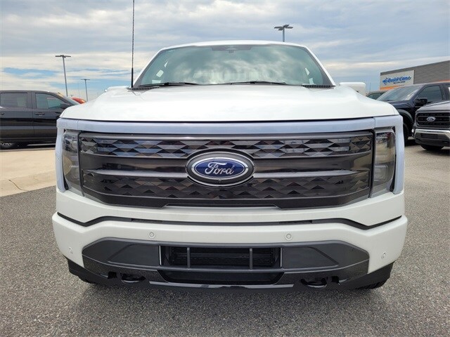 2023 Ford F-150 Lightning Platinum photo 2