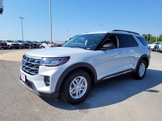 2025 Ford Explorer photo 2