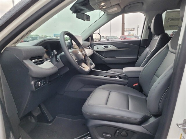 2025 Ford Explorer photo 3
