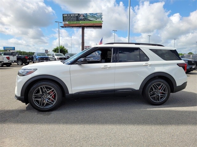 2025 Ford Explorer ST photo 4