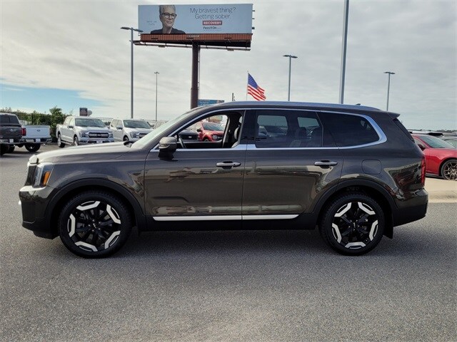 2024 Kia Telluride S photo 3