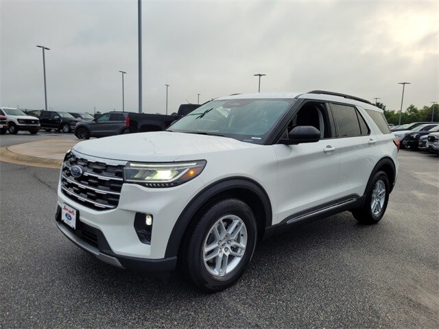 2025 Ford Explorer photo 2