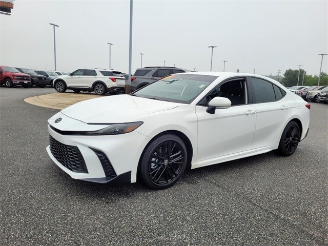2025 Toyota Camry SE photo 3
