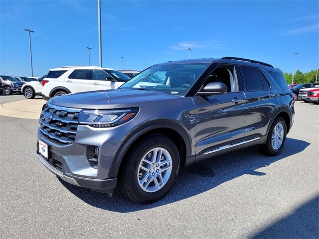 2025 Ford Explorer photo 3