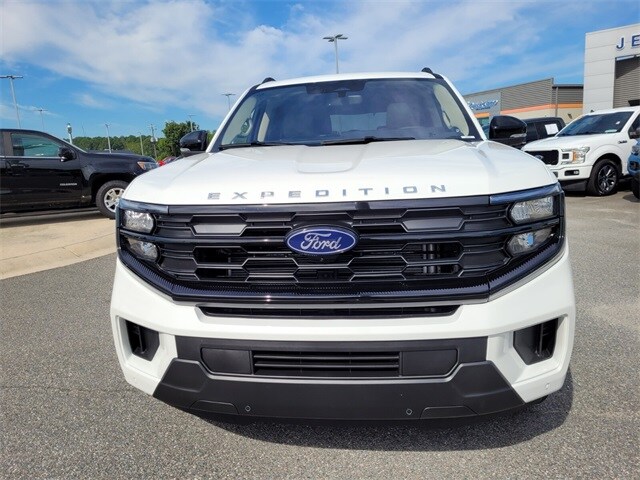 2025 Ford Expedition photo 2