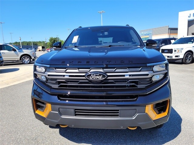2025 Ford Expedition photo 2
